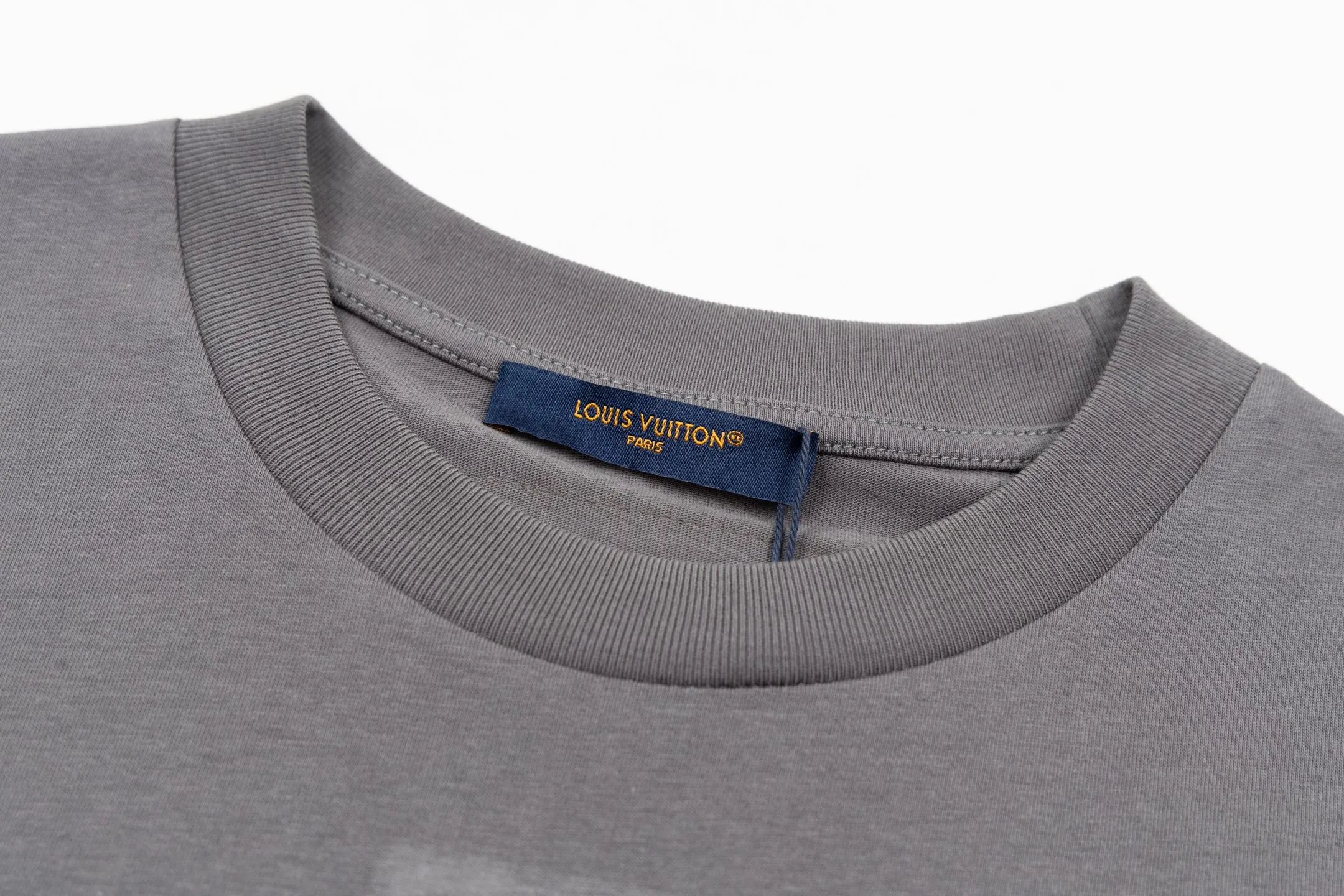 🅿️280 1v 25SS embossed short sleeves (grey) The fabric is made of 24S 185g special woven compact cotton fabric, and the rib is made of 32S 300g double yarn rib. It is woven with 24-count special compact cotton yarn. The weaving process requires high standards and requires the use of advanced looms and high-quality raw materials. Specially woven compact cotton has many advantages, such as softness and comfort, good breathability, strong wrinkle resistance, good durability, etc.; it has a tighter, softer and more delicate texture and feel. The chest logo is embroidered with a silicone backing, and a flexible silicone pad is pre-placed under the embroidery thread, giving the pattern a full three-dimensional feel and a unique soft elastic touch. It solves the stiffness problem of traditional embroidery, and enhances the visual level through the collision of materials, becoming the visual focus of integrating technology and handicrafts. The topstitching on the shoulders uses a special tension process to form flip-effect stitching, transforming the original functional stitching into a decorative element. The back-stitched cuff process accurately hides the seams on the inside, leaving only the pure outline of a complete rib. Echoing this is the mirror-image flip-stitching of the woven label on the back so that the glossy side of the label faces outwards, both of which create an inside-out design detail. Size:XS-S-M-L